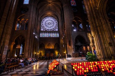PARIS - 1 Ekim 2016 'da Notre Dame de Paris Katedrali İçişleri. Notre Dame inşaatı 1163 yılında başladı ve 1345 yılında tamamlandı..
