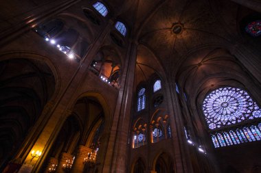 PARIS - 1 Ekim 2016 'da Notre Dame de Paris Katedrali İçişleri. Notre Dame inşaatı 1163 yılında başladı ve 1345 yılında tamamlandı..