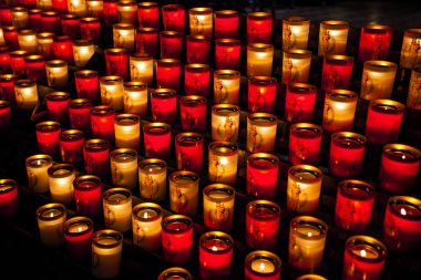 PARIS, FRANCE - 1 Ekim 2016: Notre-Dame de Paris 'te mumlar. Notre-Dame de Paris - 1345 'ten beri Paris' in ana katedrali.