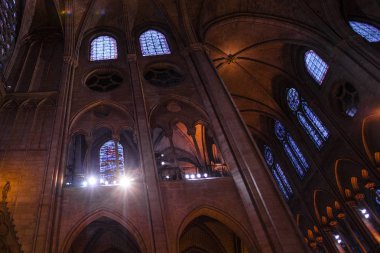 PARIS - 1 Ekim 2016 'da Notre Dame de Paris Katedrali İçişleri. Notre Dame inşaatı 1163 yılında başladı ve 1345 yılında tamamlandı..