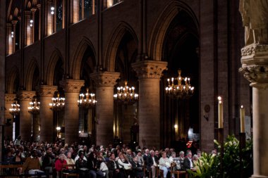 PARIS - 1 Ekim 2016 'da Notre Dame de Paris Katedrali İçişleri. Notre Dame inşaatı 1163 yılında başladı ve 1345 yılında tamamlandı..