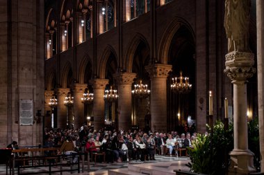 PARIS - 1 Ekim 2016 'da Notre Dame de Paris Katedrali İçişleri. Notre Dame inşaatı 1163 yılında başladı ve 1345 yılında tamamlandı..