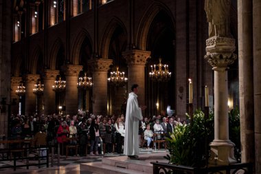 PARIS, FRANCE - 1 Ekim 2016: Notre Dame de Paris Gotik Kilisesi 'nin İçişleri.