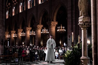 PARIS, FRANCE - 1 Ekim 2016: Notre Dame de Paris Gotik Kilisesi 'nin İçişleri.