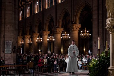 PARIS, FRANCE - 1 Ekim 2016: Notre Dame de Paris Gotik Kilisesi 'nin İçişleri.
