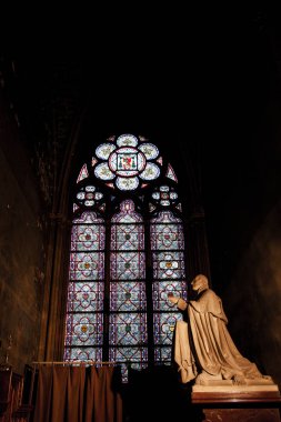 PARIS - 1 Ekim 2016 'da Notre Dame de Paris Katedrali İçişleri. Notre Dame inşaatı 1163 yılında başladı ve 1345 yılında tamamlandı..
