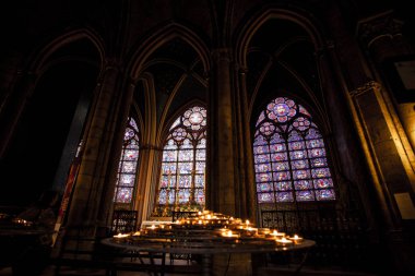 PARIS - 1 Ekim 2016 'da Notre Dame de Paris Katedrali İçişleri. Notre Dame inşaatı 1163 yılında başladı ve 1345 yılında tamamlandı..