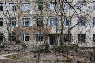 Pripyat ağaçlar ile büyümüş terk edilmiş bir bina, Çernobil bölgesi