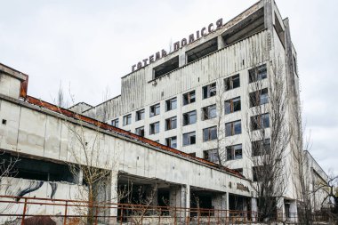 PRIPYAT, UKRAINE - 21 Nisan 2017: Pripyat hayalet kasabasındaki Polissya Oteli, Çernobil NPP yabancılaşma bölgesi. 