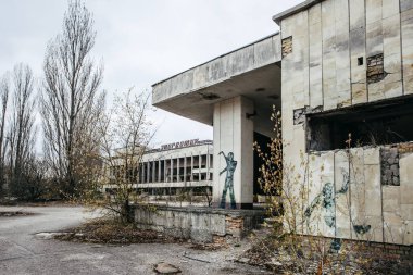PRIPYAT, UKRAINE - 21 Nisan 2017: Pripyat hayalet kasabasındaki Polissya Oteli, Çernobil NPP yabancılaşma bölgesi. 