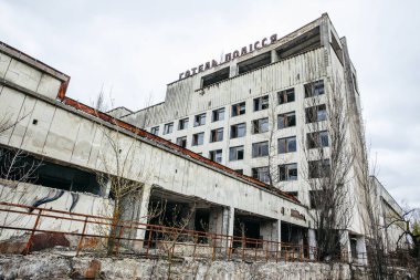 PRIPYAT, UKRAINE - 21 Nisan 2017: Pripyat hayalet kasabasındaki Polissya Oteli, Çernobil NPP yabancılaşma bölgesi. 