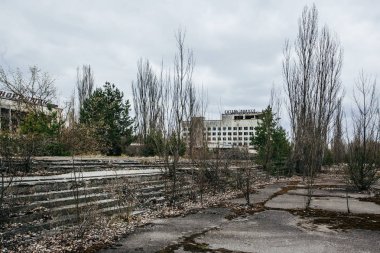 PRIPYAT, UKRAINE - 21 Nisan 2017: Pripyat hayalet kasabasındaki Polissya Oteli, Çernobil NPP yabancılaşma bölgesi. 