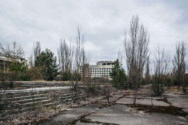 PRIPYAT, UKRAINE - 21 Nisan 2017: Pripyat hayalet kasabasındaki Polissya Oteli, Çernobil NPP yabancılaşma bölgesi. 