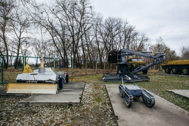 PRIPYAT CHERNOBYL UKRAINE 09 03 17: Çernobil 'in Pripyat Hayalet Şehrinde radyasyon tedavisi için radyo kontrollü ekipman 