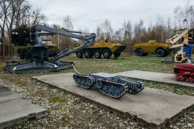 PRIPYAT CHERNOBYL UKRAINE 09 03 17: Çernobil 'in Pripyat Hayalet Şehrinde radyasyon tedavisi için radyo kontrollü ekipman 