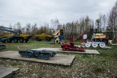 PRIPYAT CHERNOBYL UKRAINE 09 03 17: Çernobil 'in Pripyat Hayalet Şehrinde radyasyon tedavisi için radyo kontrollü ekipman 
