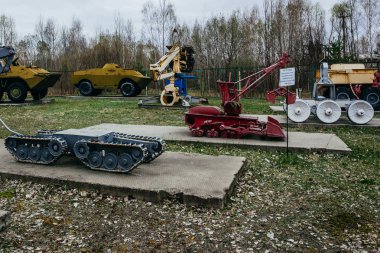 PRIPYAT CHERNOBYL UKRAINE 09 03 17: Çernobil 'in Pripyat Hayalet Şehrinde radyasyon tedavisi için radyo kontrollü ekipman 