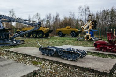 PRIPYAT CHERNOBYL UKRAINE 09 03 17: Çernobil 'in Pripyat Hayalet Şehrinde radyasyon tedavisi için radyo kontrollü ekipman 