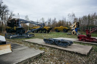 PRIPYAT CHERNOBYL UKRAINE 09 03 17: Çernobil 'in Pripyat Hayalet Şehrinde radyasyon tedavisi için radyo kontrollü ekipman 