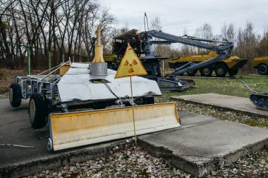 PRIPYAT CHERNOBYL UKRAINE 09 03 17: Çernobil 'in Pripyat Hayalet Şehrinde radyasyon tedavisi için radyo kontrollü ekipman 