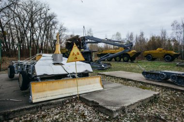PRIPYAT CHERNOBYL UKRAINE 09 03 17: Çernobil 'in Pripyat Hayalet Şehrinde radyasyon tedavisi için radyo kontrollü ekipman 