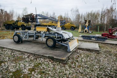 PRIPYAT CHERNOBYL UKRAINE 09 03 17: Çernobil 'in Pripyat Hayalet Şehrinde radyasyon tedavisi için radyo kontrollü ekipman 