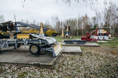 PRIPYAT CHERNOBYL UKRAINE 09 03 17: Çernobil 'in Pripyat Hayalet Şehrinde radyasyon tedavisi için radyo kontrollü ekipman 