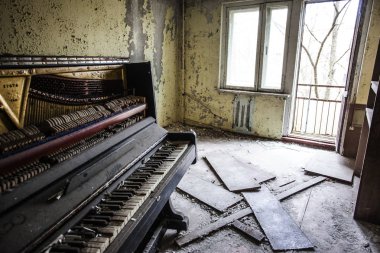 Piyano Çernobil, Ukrayna terk edilmiş bir evin içinde 