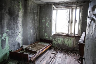 Çernobil, Ukrayna'da terk edilmiş bir evin içinde 