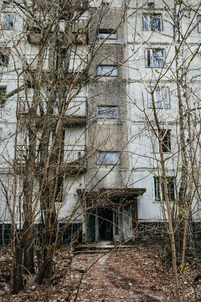 Bâtiment Abandonné Recouvert Arbres Pripyat Zone Tchernobyl — Photo