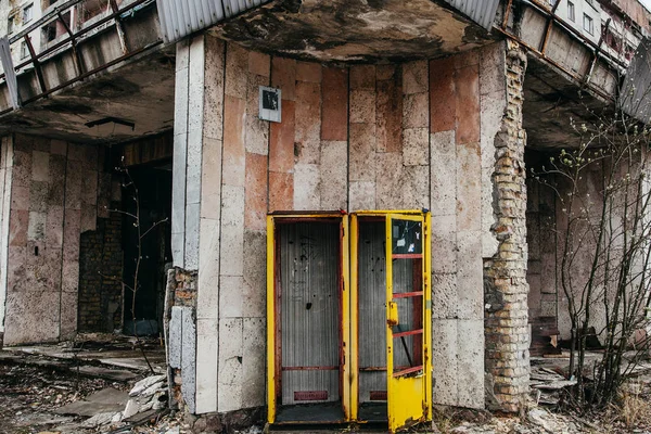 Çernobil Nükleer Felaketinden Sonra Pripyat Terk Edilmiş Kasabasında Büyümüş Ağaçlar — Stok fotoğraf