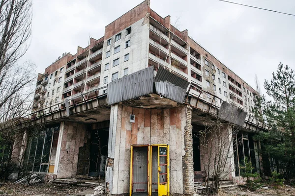 Cabine Téléphonique Dans Bâtiment Avec Fenêtres Cassées Entrée Minable Marbre — Photo