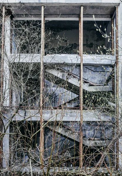 Edifício Abandonado Coberto Árvores Pripyat Zona Chernobyl — Fotografia de Stock