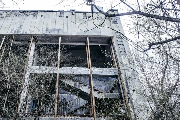 Övergiven Byggnad Överväxt Med Träd Pripyat Tjernobyl Zonen — Stockfoto