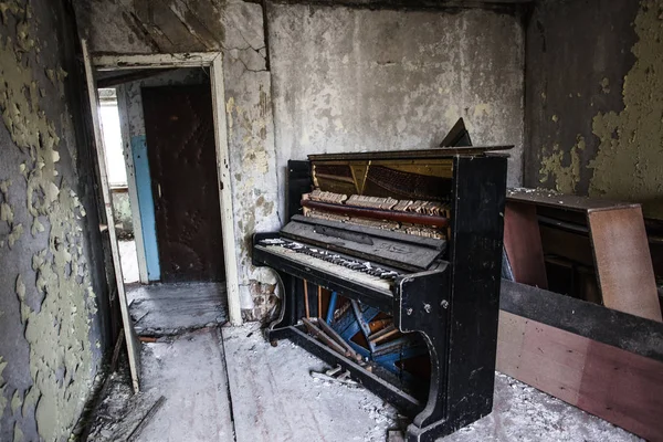 Piano Dentro Uma Casa Abandonada Chernobyl Ucrânia — Fotografia de Stock