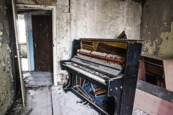 Piano Dentro Uma Casa Abandonada Chernobyl Ucrânia — Fotografia de Stock
