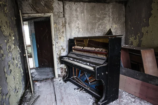 Piano Dentro Uma Casa Abandonada Chernobyl Ucrânia — Fotografia de Stock