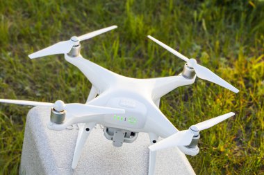 Günbatımında gökyüzünde bir dron. Dışarıdaki kuadrokopteri kapatın..