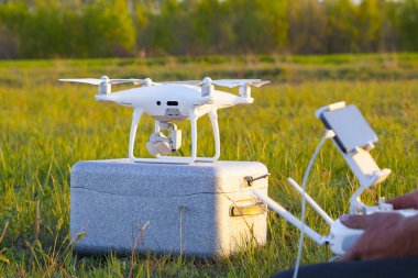 Günbatımında gökyüzünde bir dron. Dışarıdaki kuadrokopteri kapatın..