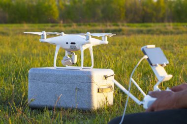 Günbatımında gökyüzünde bir dron. Dışarıdaki kuadrokopteri kapatın..