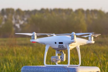 Günbatımında gökyüzünde bir dron. Dışarıdaki kuadrokopteri kapatın..