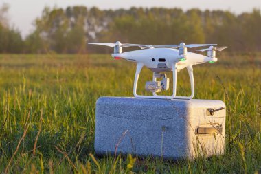 Günbatımında gökyüzünde bir dron. Dışarıdaki kuadrokopteri kapatın..