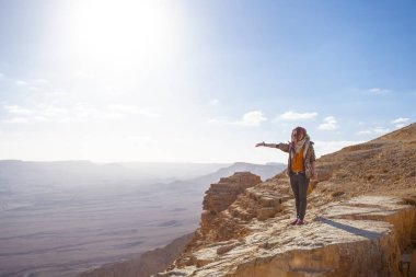 Mitzpe Ramon, Negev Çölü, İsrail 'de rastalı kadın rurist.