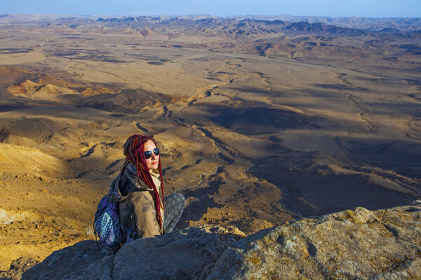 Женщина-туристка с дредами в Мицпе Рамон, пустыня Негев, Израиль
