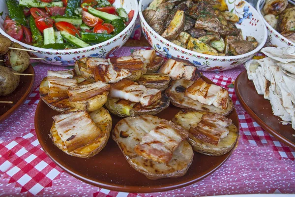 Ukrán Hagyományos Élelmiszer Szolgált Asztalra Burgonya Zsír Sonka Kolbász Saláták — Stock Fotó