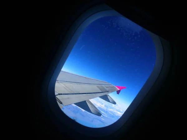 Θέα Του Γαλάζιου Ουρανού Και Της Πτέρυγας Του Αεροπλάνου Από — Φωτογραφία Αρχείου