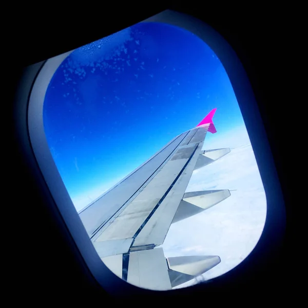 Vista Céu Azul Asa Plana Avião — Fotografia de Stock