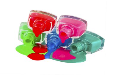 Beyaz arka planda dökülmüş ojeli şişeler.