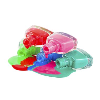 Beyaz arka planda dökülmüş ojeli şişeler.