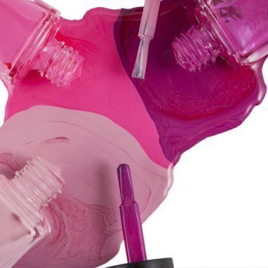 beyaz zemin üzerine dökülmüş oje